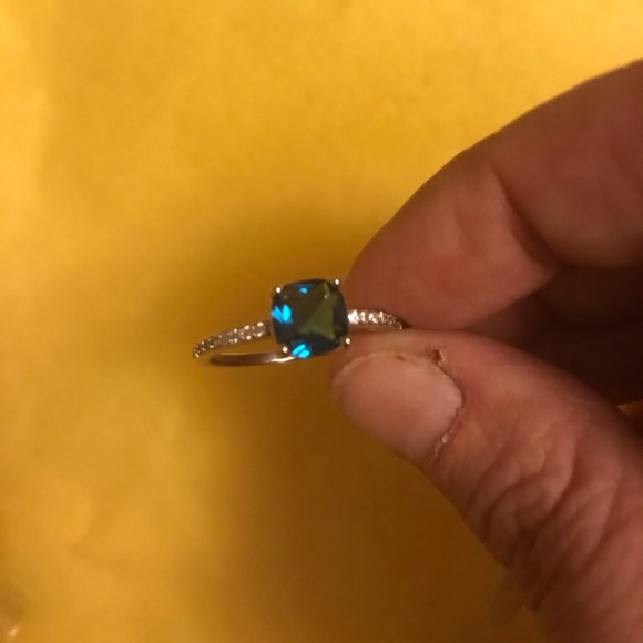 ? Jewelry - Size 9 blue topaz ring💎